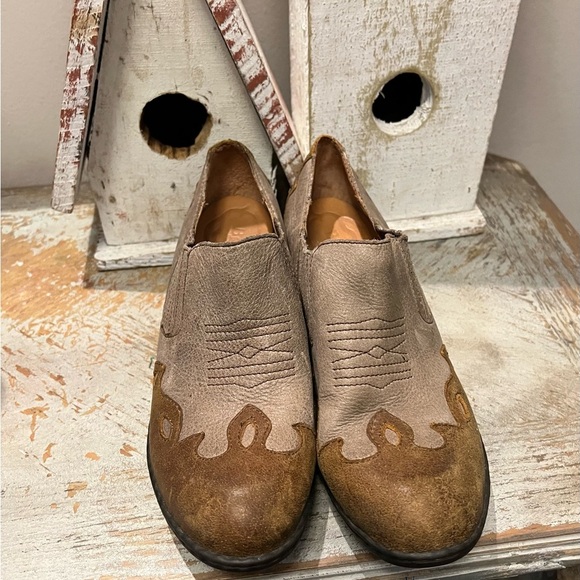 Born Womens Size 9 Tan and Brown Ankle Boots with Western Charm - Picture 2 of 9